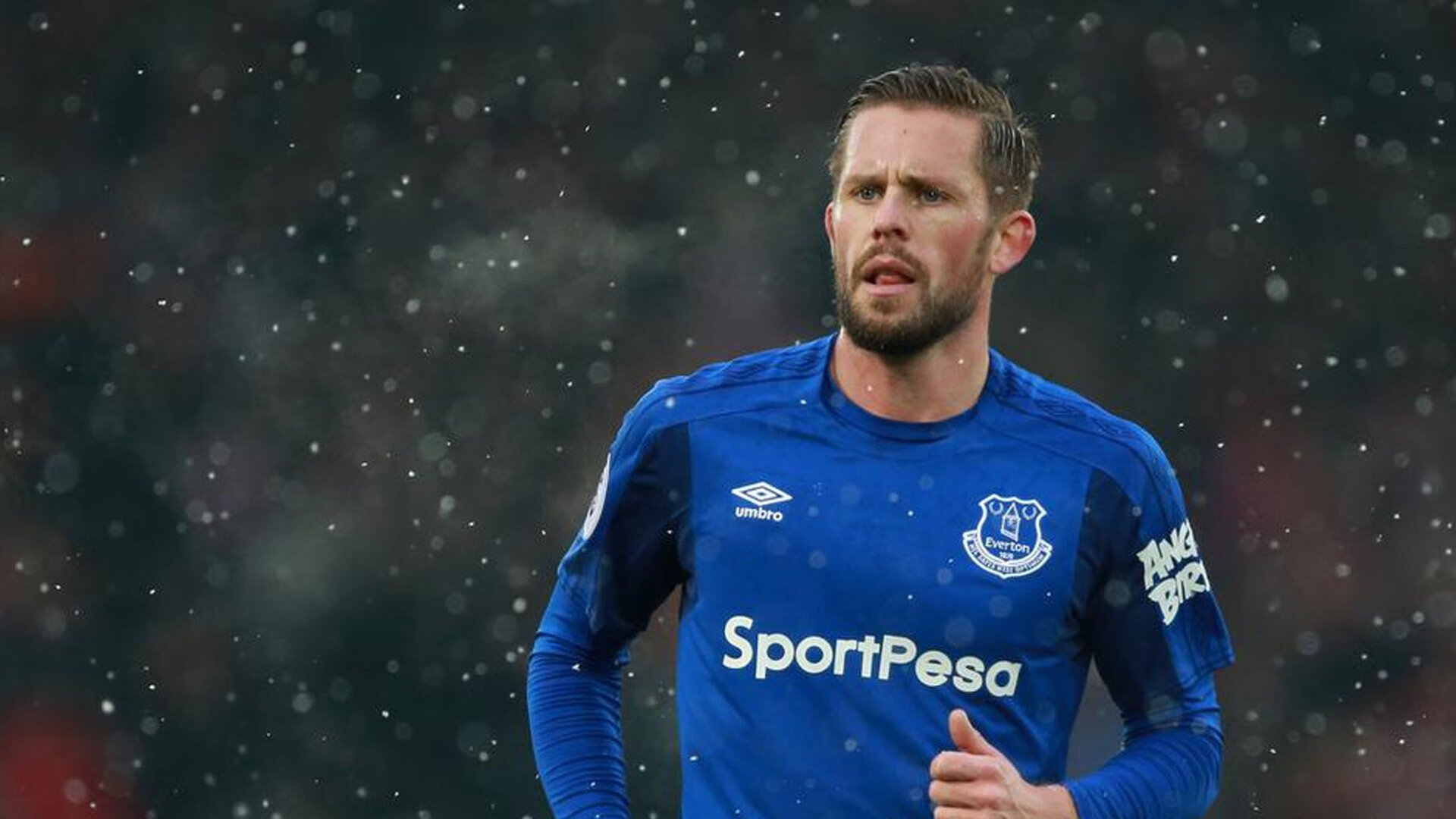 爱游戏体育在线-凯琳·科贝特后程爆发力引爆赛场，凯罗琳·贝赛特